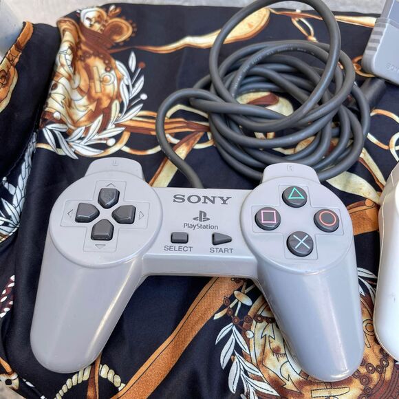 Official Sony PlayStation 1 PS1 White/Gray Controllers - Picture 3 of 5